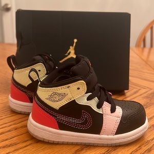 Nike Jordan 1 Mid SE Toddlee Size 6. LIGHTLY Used. With Original Box!